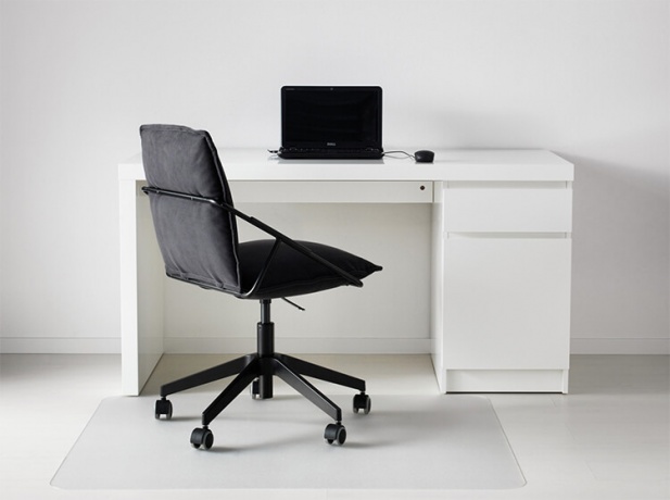 Письменный стол ИКЕА МАЛЬМ - удобство для работы с компьютером обеспечено.