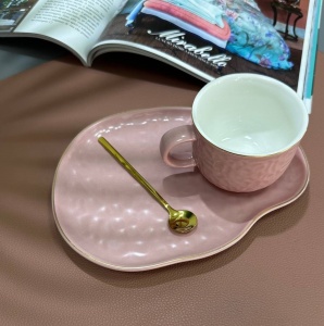 Чашка з блюдцем та ложкою Olens "Добрий ранок", 150 мл, рожева O8030-238Р